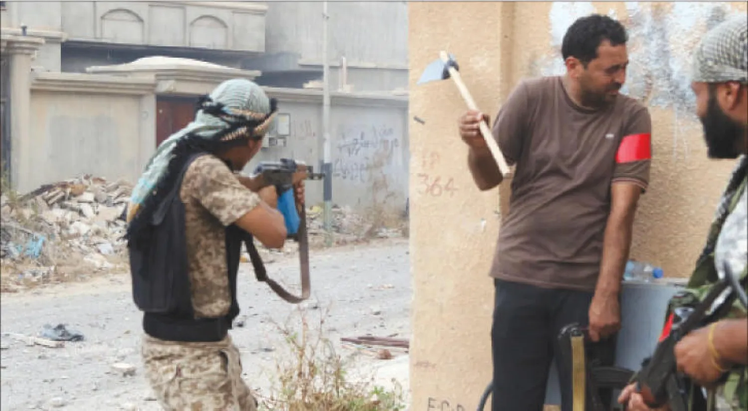 عناصر من القوات الموالية للحكومة الليبية المدعومة من الأمم المتحدة خلال مواجهات مع مسلحي «داعش» في سرت أمس (أ.ف.ب)