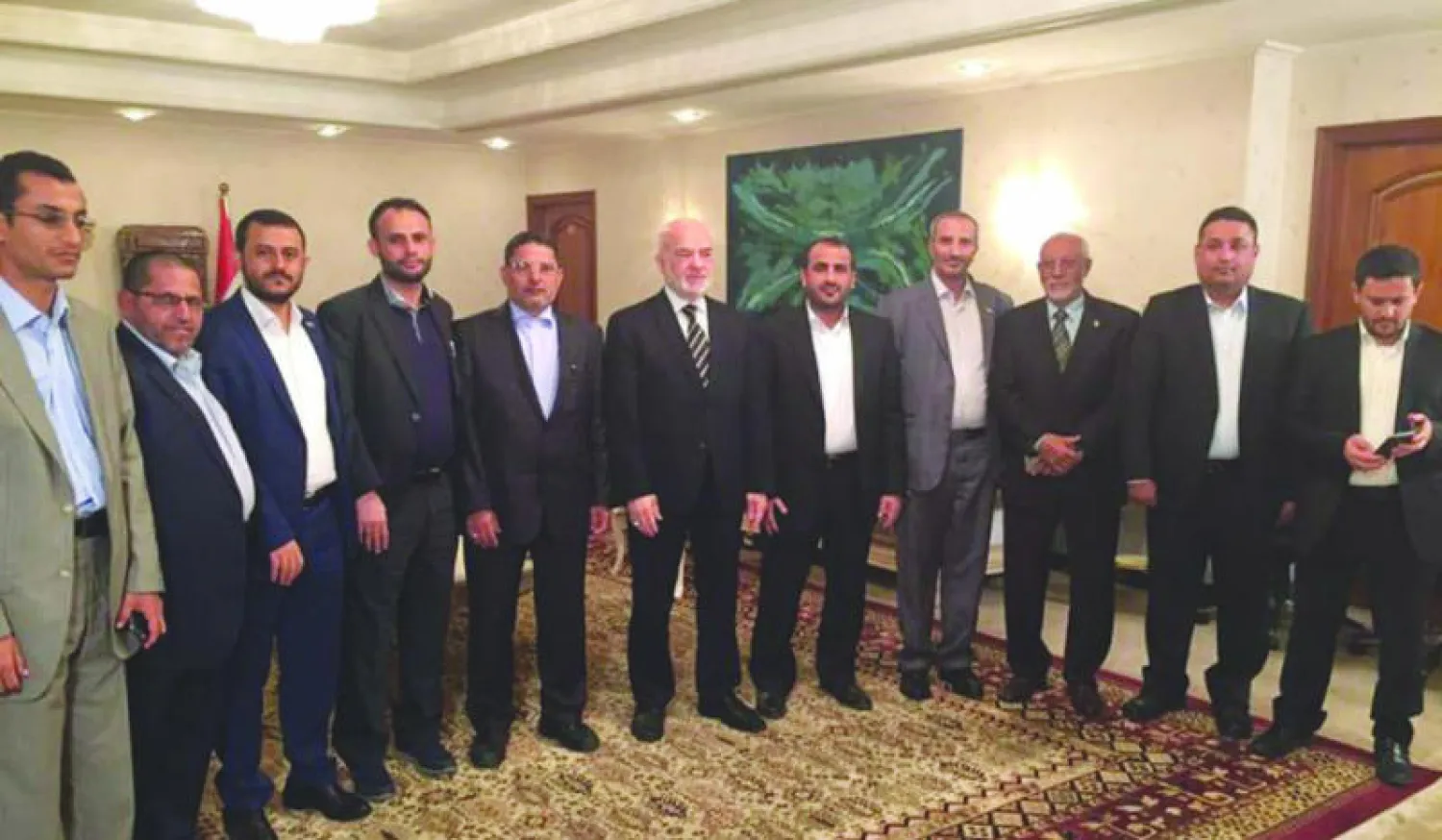 صورة تداولها ناشطون في مواقع التواصل الاجتماعي تجمع الوفد الحوثي الانقلابي مع وزير الخارجية العراقي