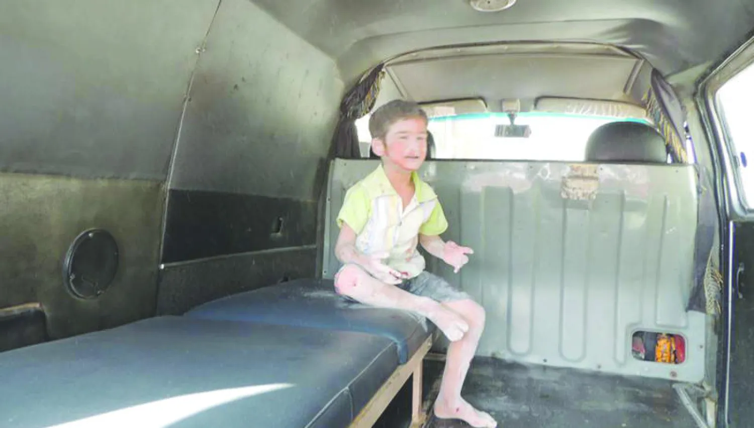 طفل بعد انتشاله حيا من تحت الأنقاض في حي الوعر بحمص في أعقاب قصف من الطيران النظامي على المنطقة (موقع الدفاع المدني)