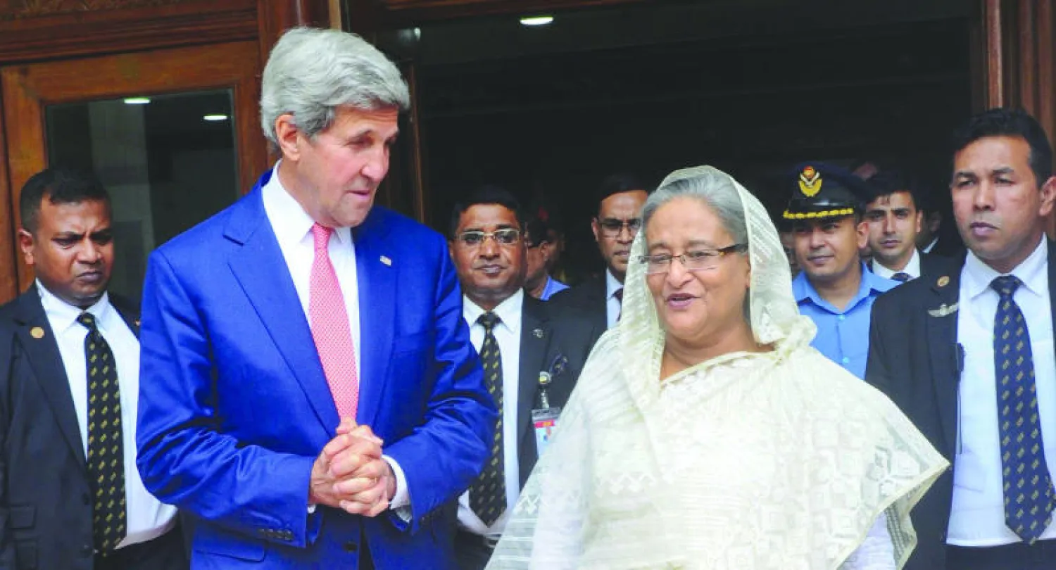 رئيسة وزراء بنغلاديش الشيخة حسينة خلال استقبالها وزير الخارجية الأميركي جون كيري أمس في دكا (أ.ب)