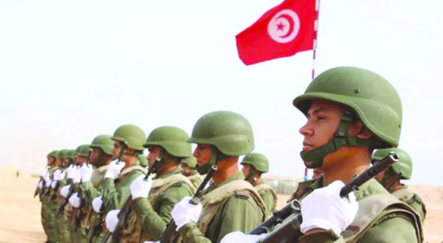 صورة أرشيفية لجنود تونسيين يتدربون على التصدي للمتطرفين قرب الحدود الليبية في 6 فبراير الماضي (رويترز)