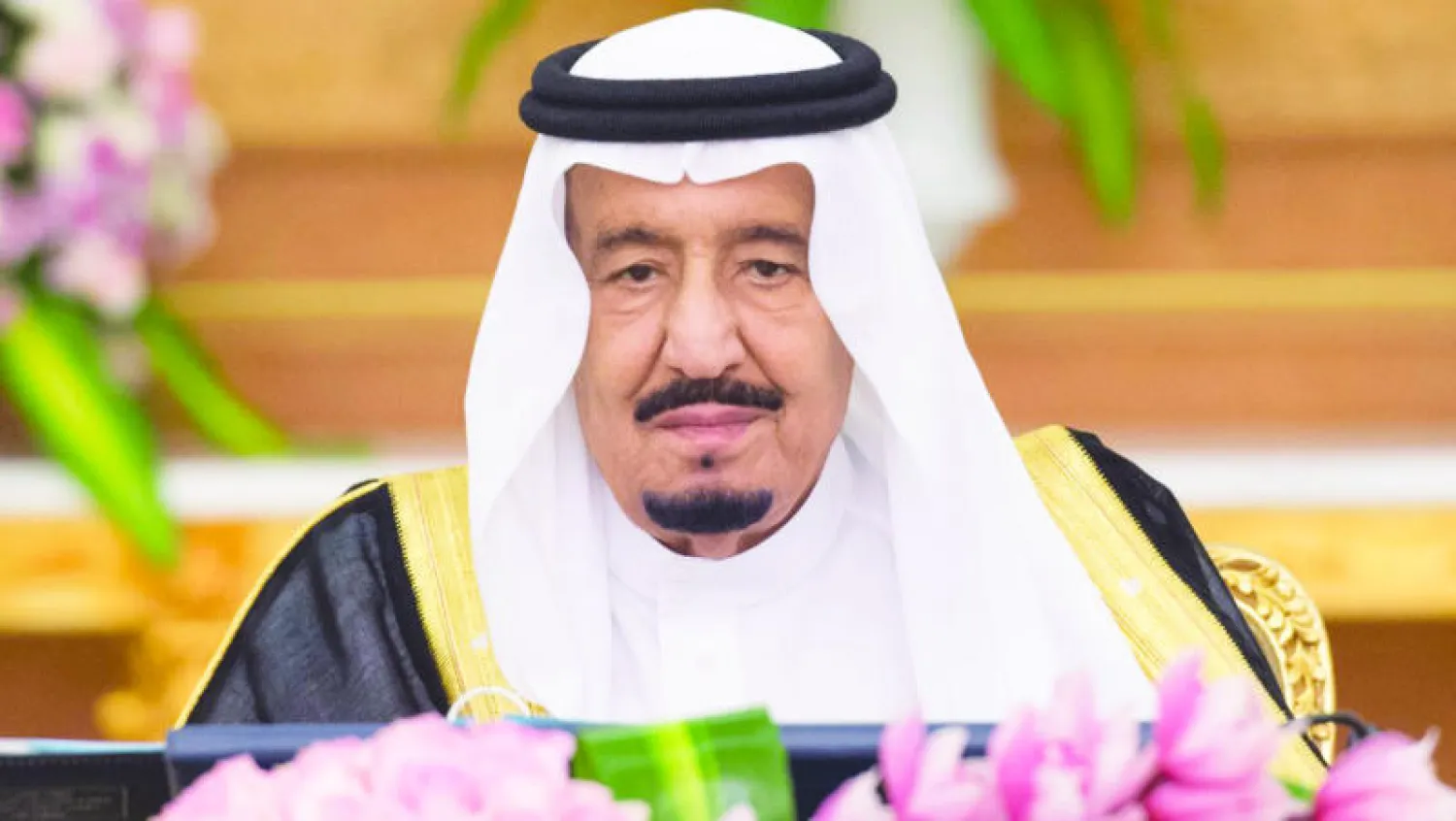 الملك سلمان بن عبد العزيز لدى ترؤسه جلسة مجلس الوزراء في جدة أمس (واس)