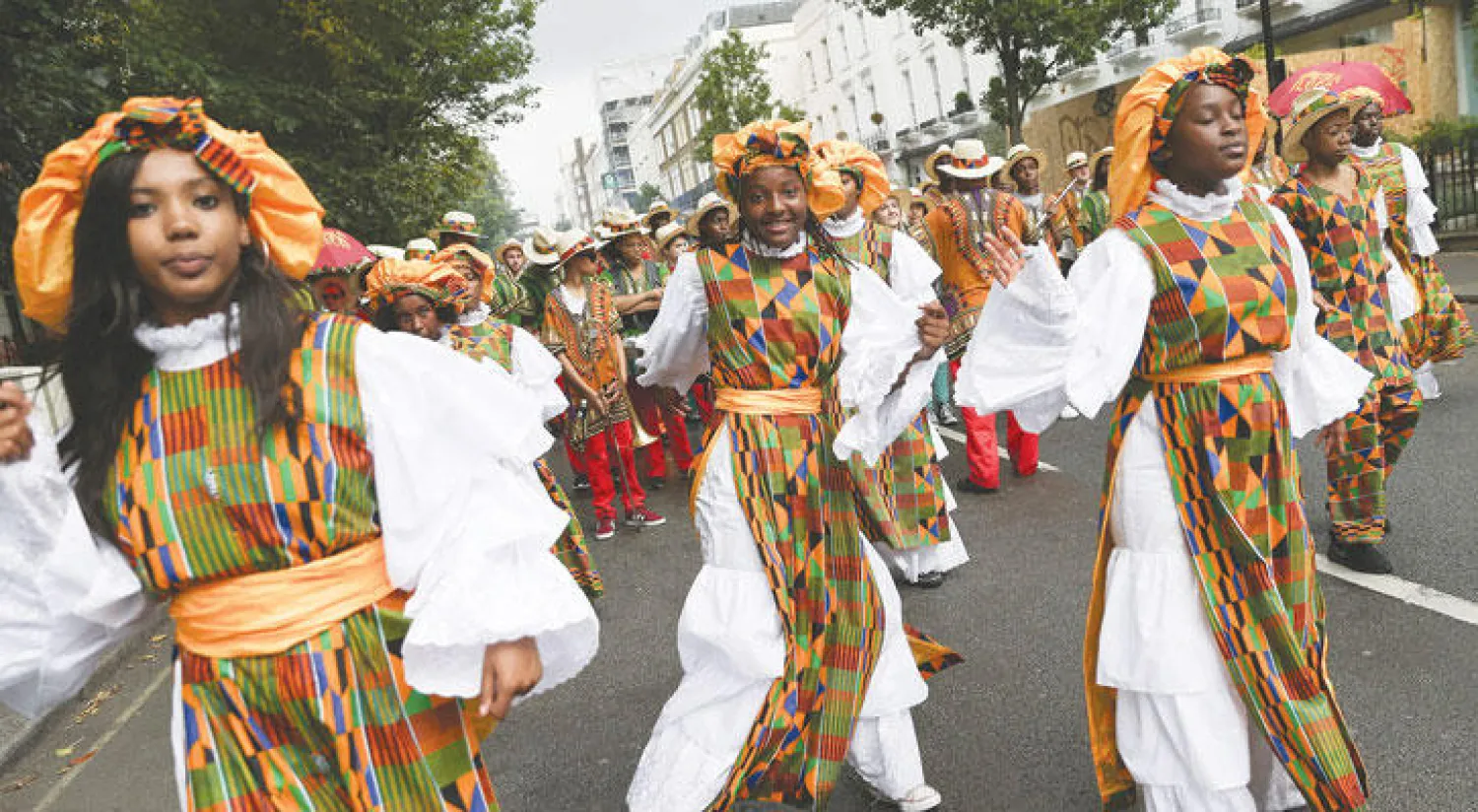 جانب من استعراضات أول من أمس ضمن فعاليات كرنفال «نوتينغ هيل» غرب العاصمة البريطانية (أ.ف.ب)