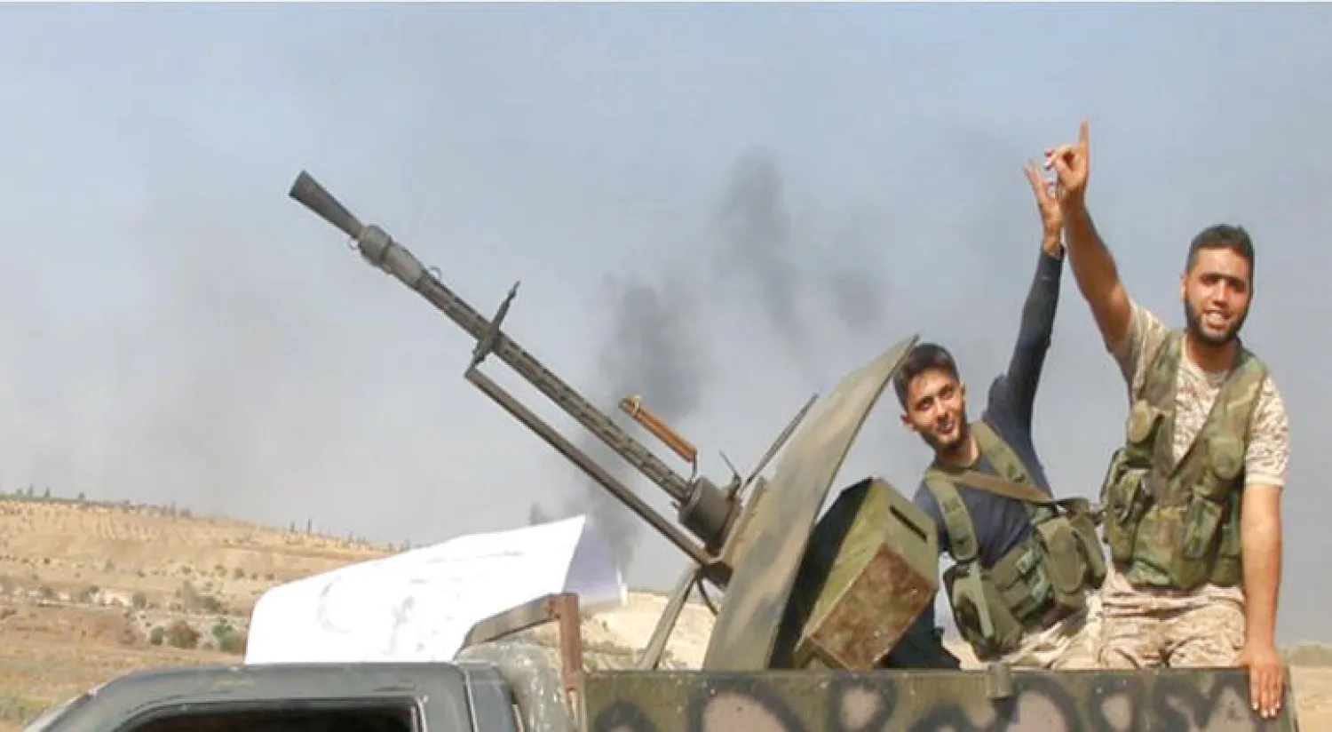 مقاتلان من «جيش العزة» على حاجز زلين بريف حماه الشمالي أول من أمس
