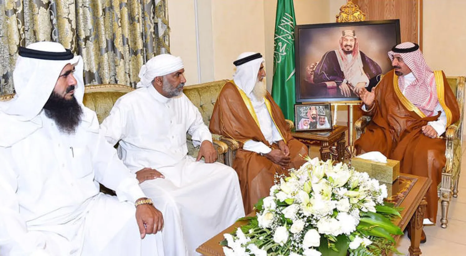 الأمير جلوي بن عبد العزيز بن مساعد لدى استقباله ذوي الأطفال «الشهداء» الثلاثة في نجران أمس (واس)