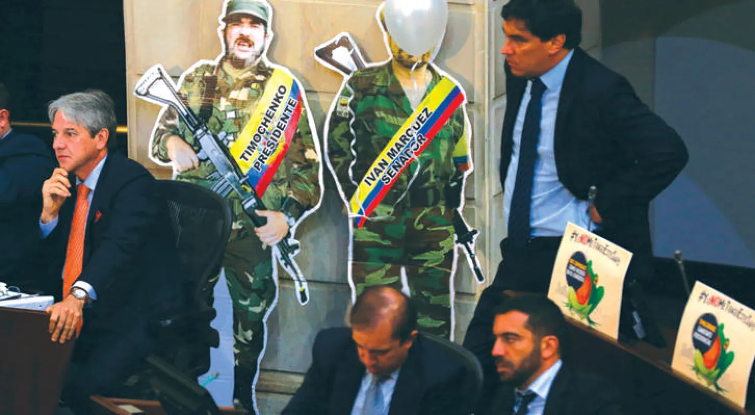 صورة أرشيفية لأعضاء مجلس الشيوخ الكولومبي يناقشون ما بعد الصراع وخلفهم صور لزعماء حركات التمرد السابقين في الكونغرس