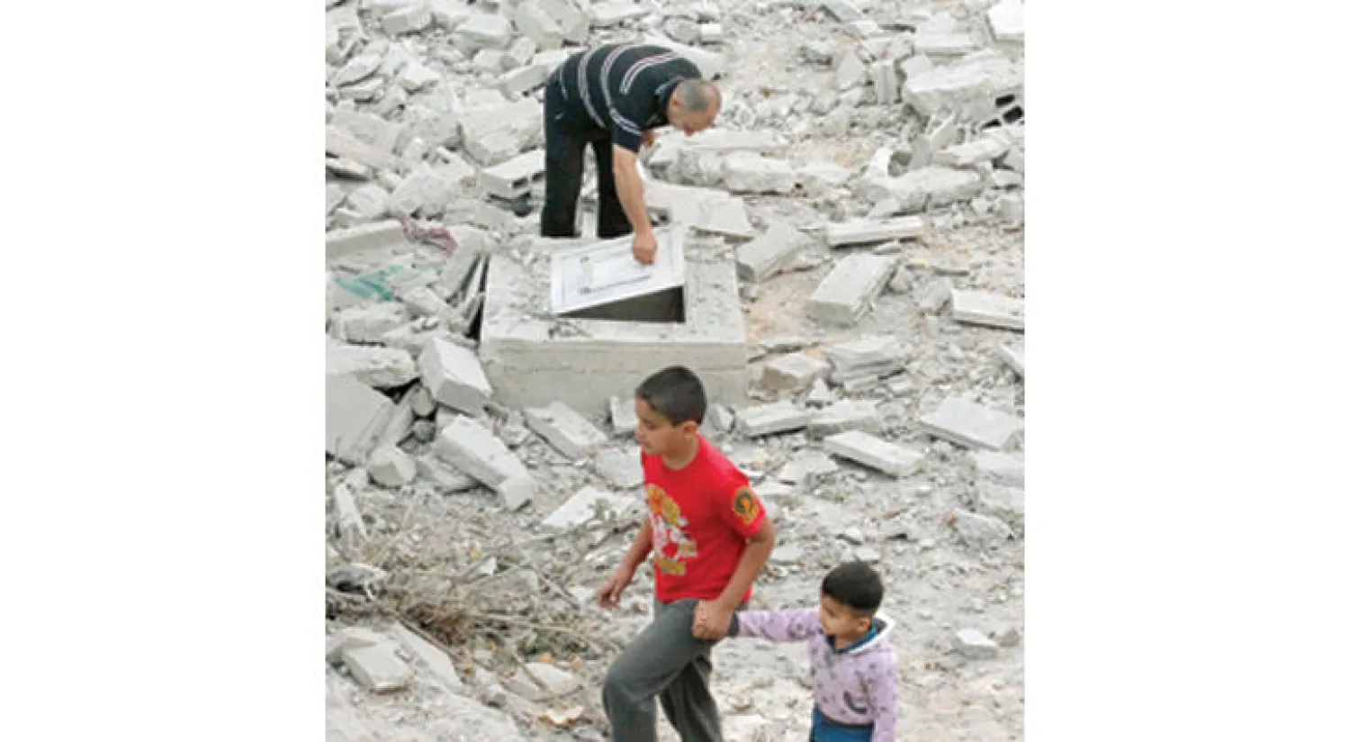 فلسطيني يقف على أطلال بيت المعتقل محمد العميرة قرب الخليل الذي دمرته سلطات الاحتلال حيث تتهمه اسرائيل بتنفيذ هجوم قاتل وقع الشهر الماضي ضد مستوطنين في المدينة (أ ف ب)