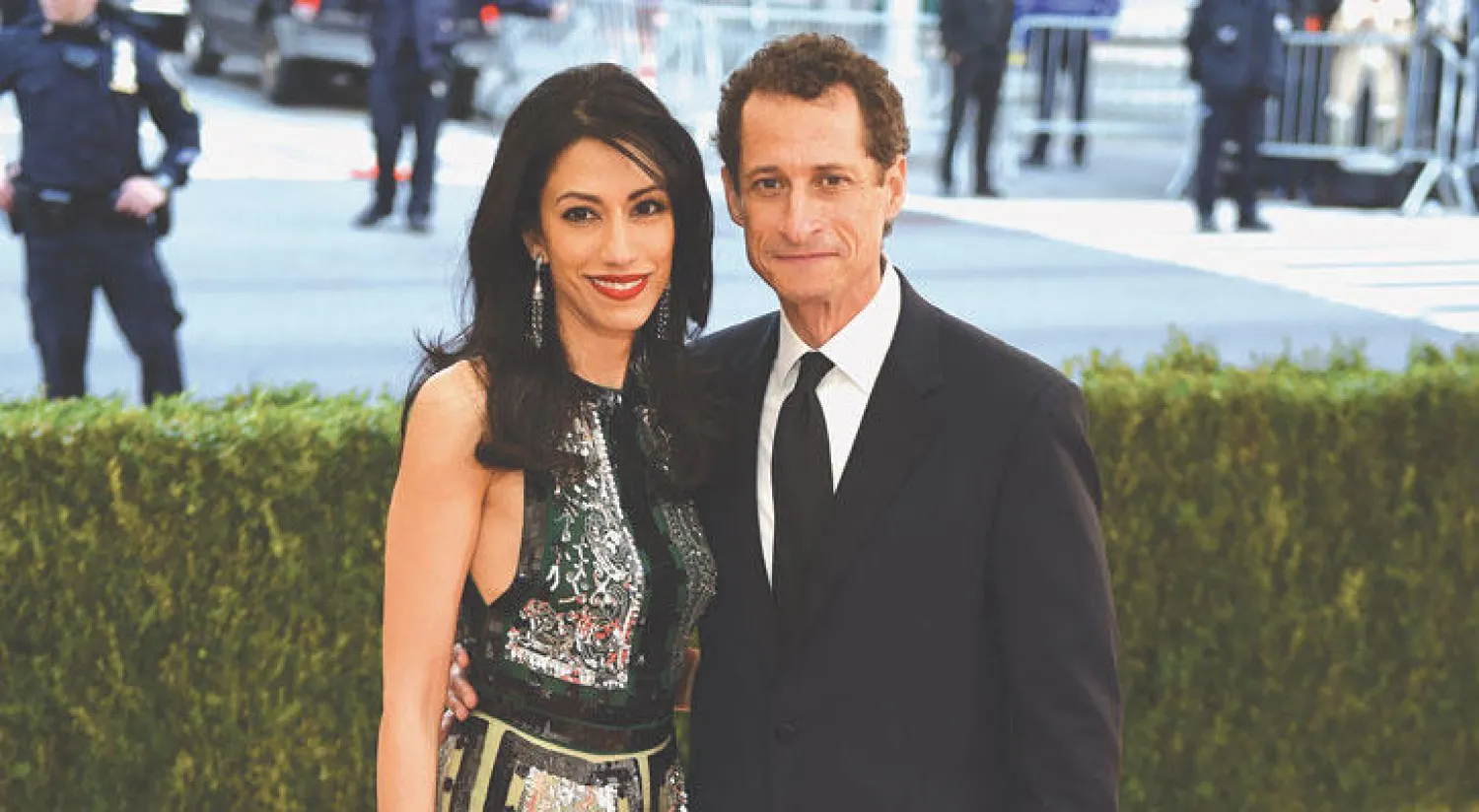 هوما عابدين مع أنتوني واينر في نيويورك (أ.ف.ب)