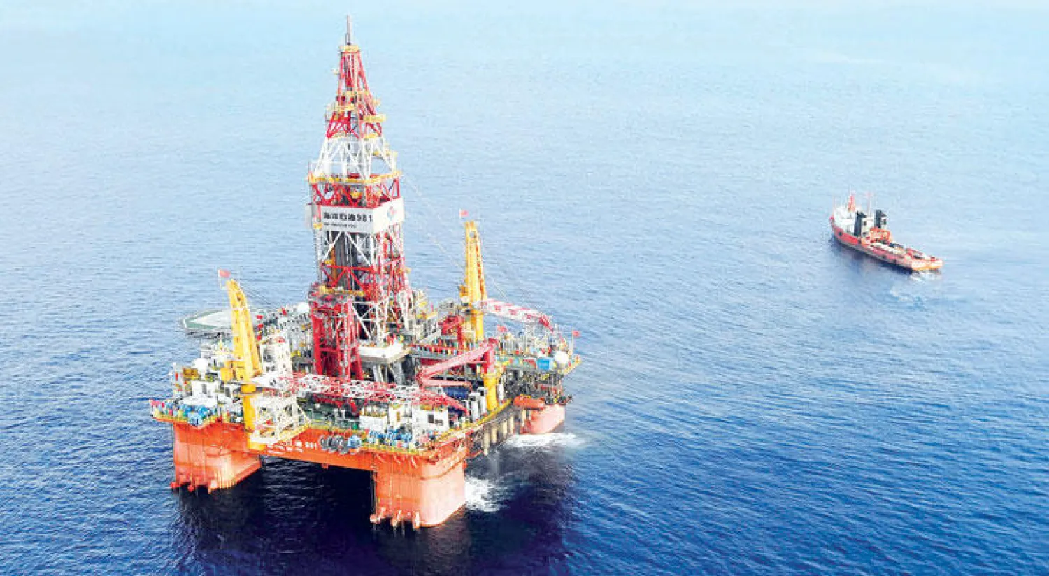 إحدى منصات النفط الصينية على ساحل هونغ كونغ (رويترز)