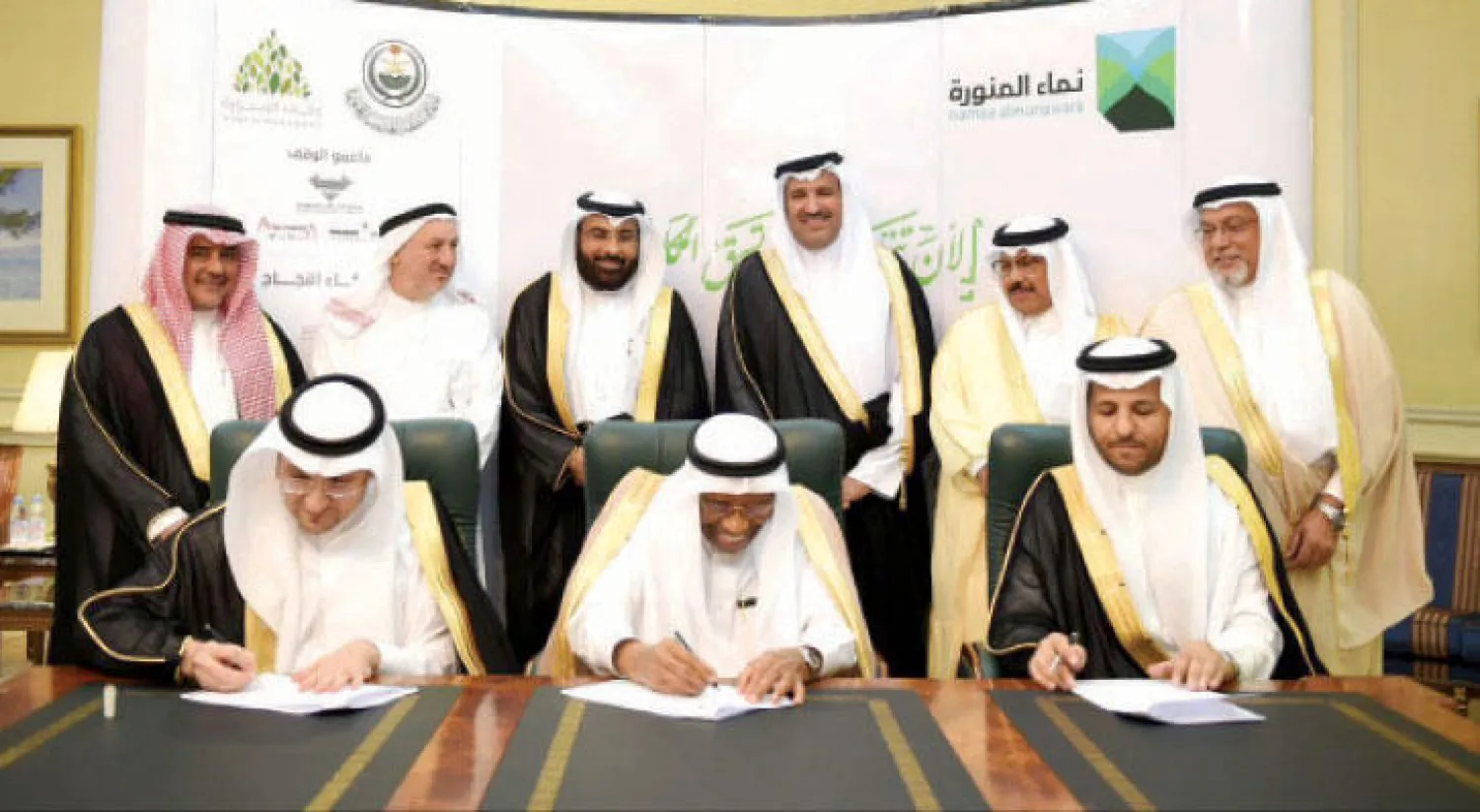 الأمير فيصل بن سلمان أثناء التوقيع على7 اتفاقيات استراتيجية لـ«نماء المنورة» («الشرق الأوسط»)