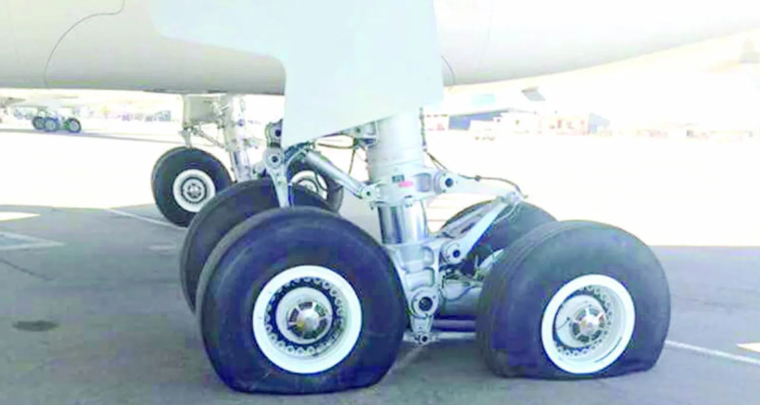 إطارات الطائرة في مطار معيتيقة بعد إطلاق النار عليها من قبل مسلحين («الشرق الأوسط»)