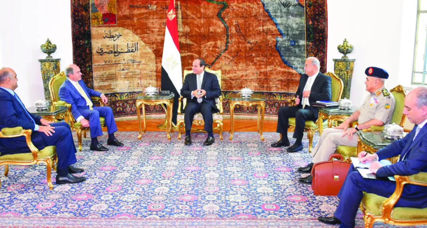 الرئيس السيسي لدى لقائه هاني الملقي في القاهرة أمس («الشرق الأوسط»)