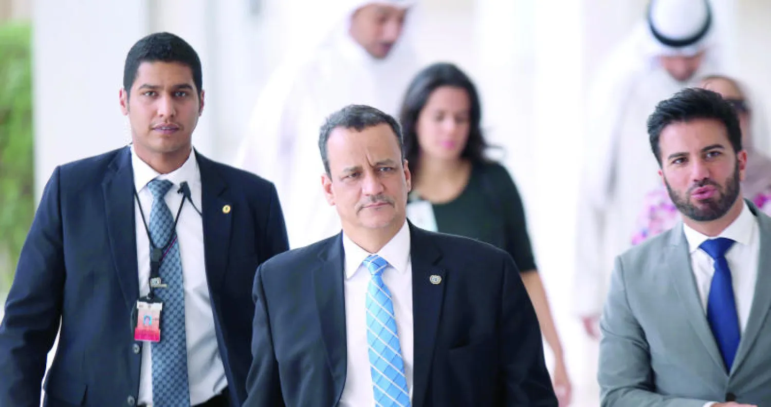 صورة تعود إلى 30 يونيو الماضي للمبعوث الأممي لليمن إسماعيل ولد الشيخ لدى وصوله إلى وزارة الإعلام في الكويت (أ.ف.ب)