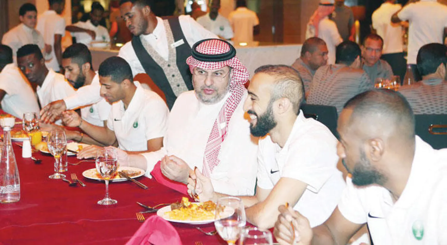 حديث باسم بين الأمير عبد الله بن مساعد ومحمد السهلاوي خلال لقائه باللاعبين أمس (المركز الإعلامي للمنتخب السعودي)