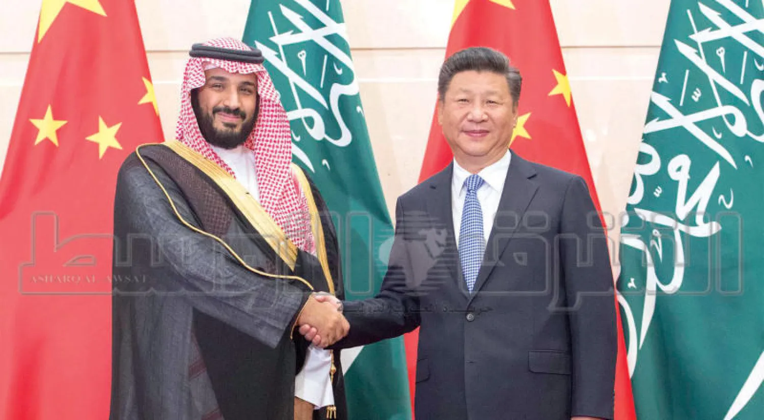 الرئيس الصيني شين جين بينغ لدى استقباله الأمير محمد بن سلمان بن عبد العزيز ولي ولي العهد السعودي في بكين أمس (تصوير: بندر الجلعود)