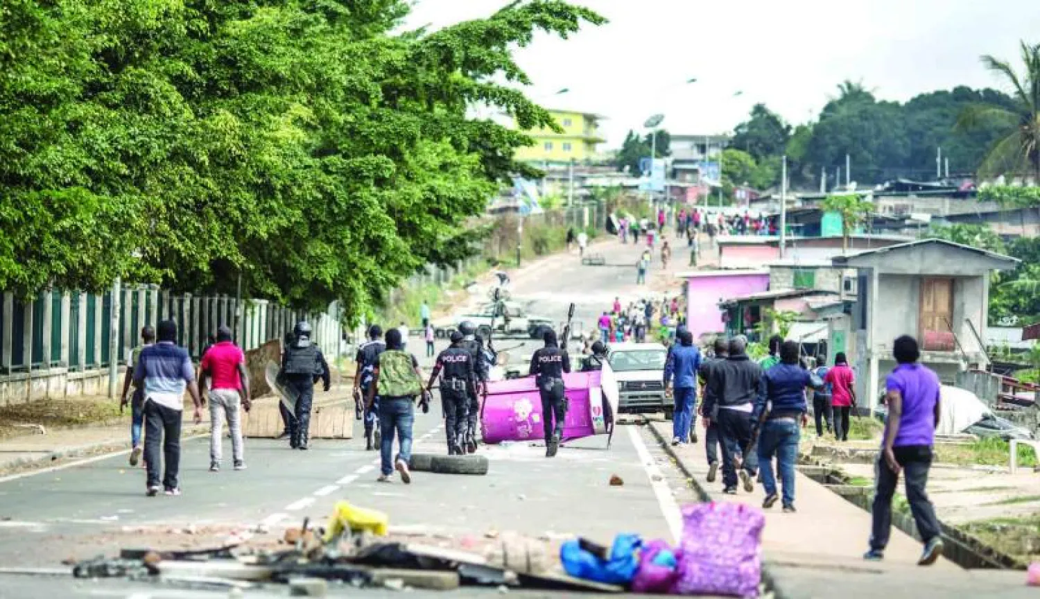 اندلعت أعمال العنف في عاصمة الغابون ليبرفيل بعد أن أعلنت اللجنة الوطنية للانتخابات فوز علي بونغو بولاية رئاسية ثانية مدتها سبع سنوات (أ.ف.ب)
