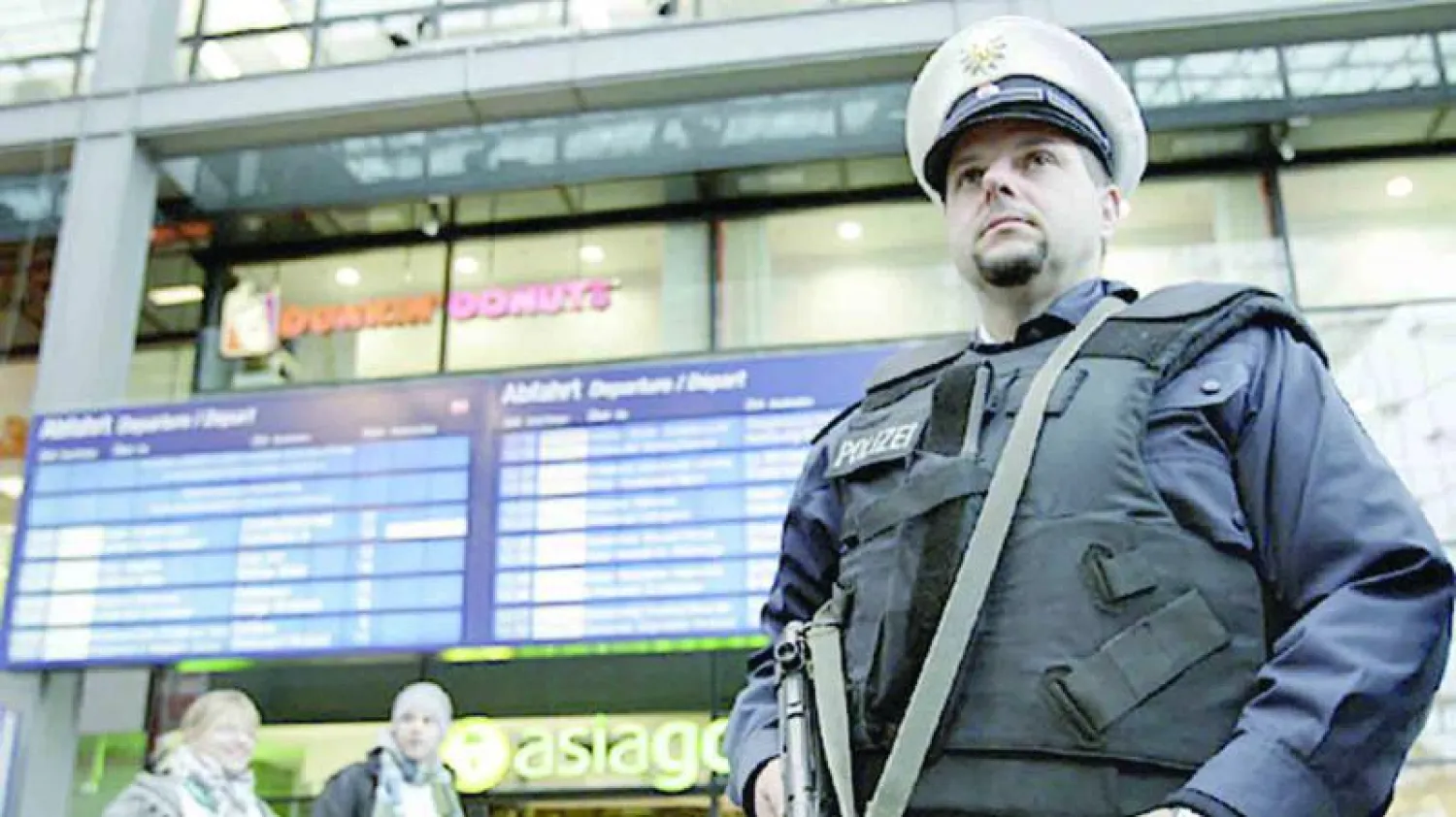 إجراءات أمنية خارج محطات القطارات بعد تلقي تهديدات إرهابية (أ.ب)