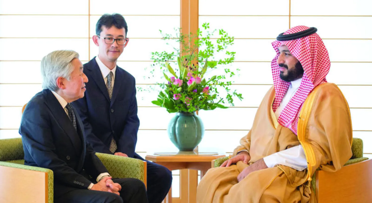 إمبراطور اليابان أكيهيتو لدى استقباله الأمير محمد بن سلمان ولي ولي العهد السعودي في القصر الإمبراطوري بطوكيو أمس (واس)