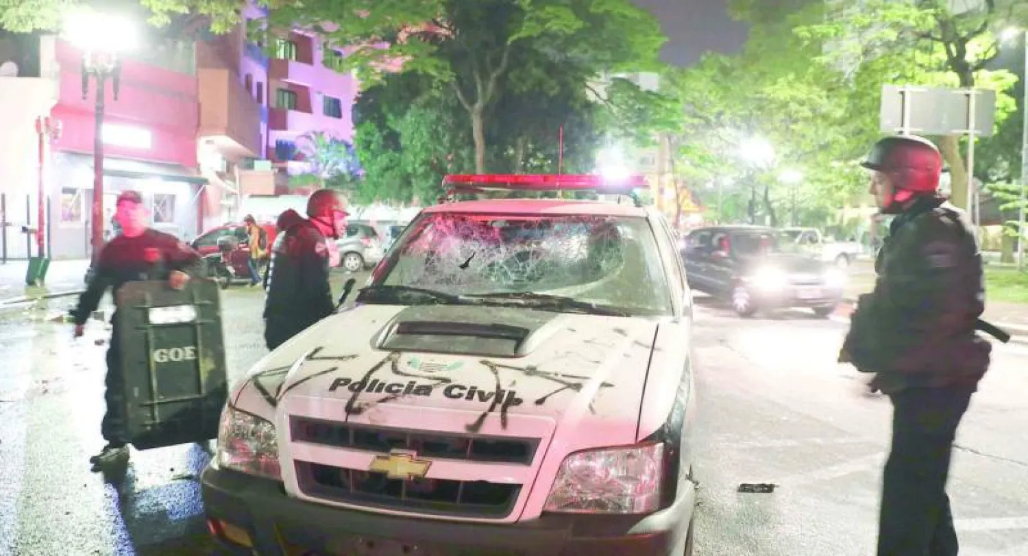 سيارة للشرطة البرازيلية هوجمت من قبل المتظاهرين المؤيدين لروسيف في ساو بولو (أ.ب)