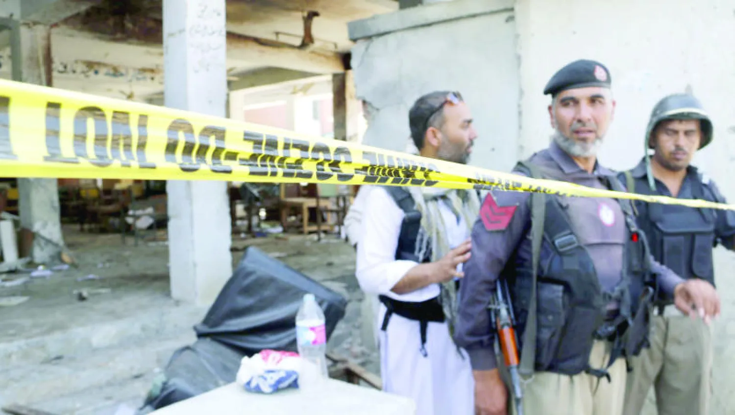 جنود باكستانيون يؤمّنون قاعة محكمة ماردان في بيشاور بعد تعرضها لتفجير انتحاري أمس (إ.ب.أ)