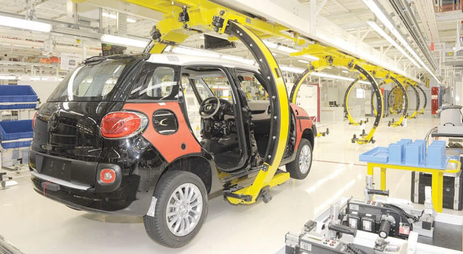 أحد مصانع السيارات الإيطالية «فيات» (رويترز)