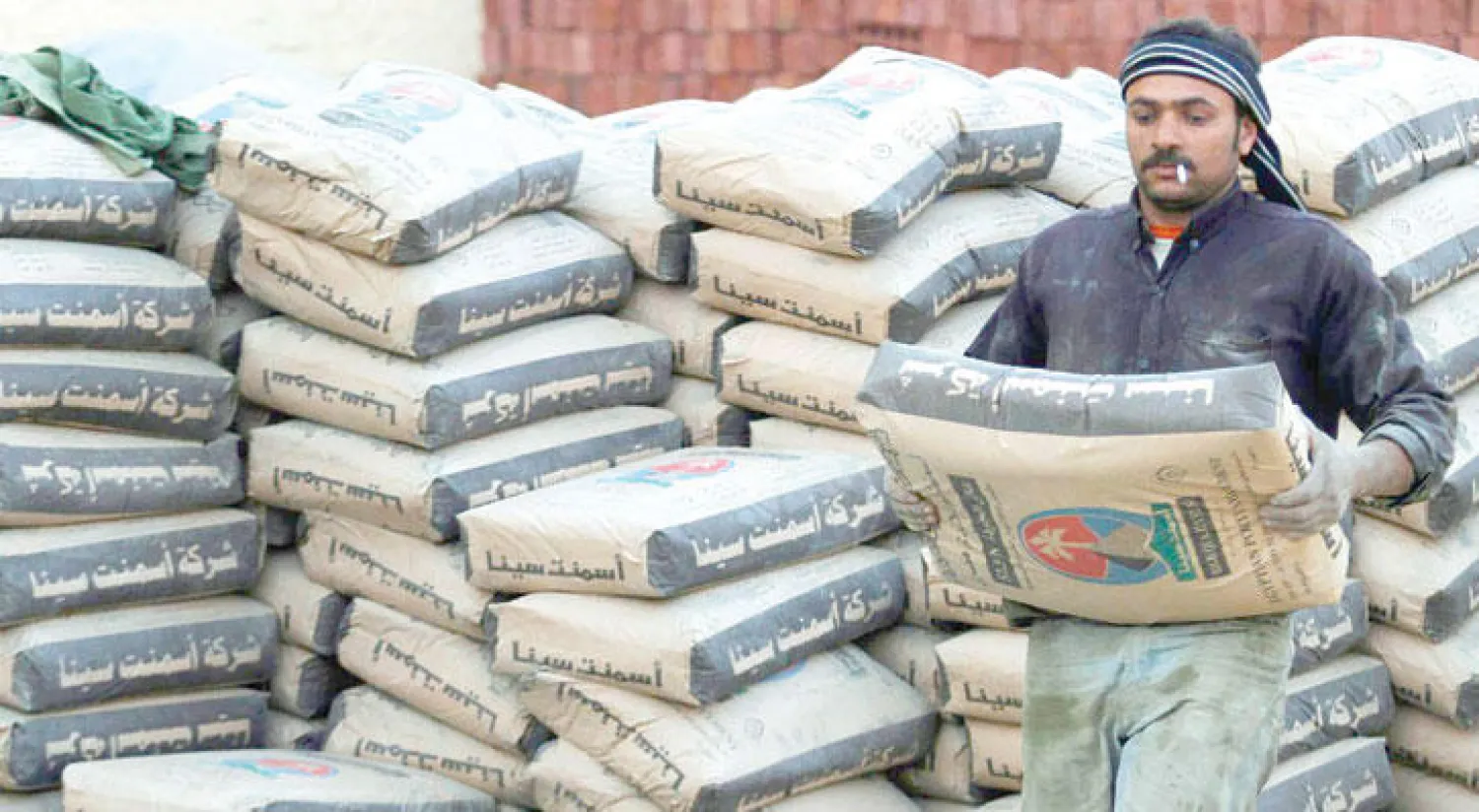 أحد العاملين بقطاع الأسمنت في العاصمة المصرية القاهرة (رويترز)