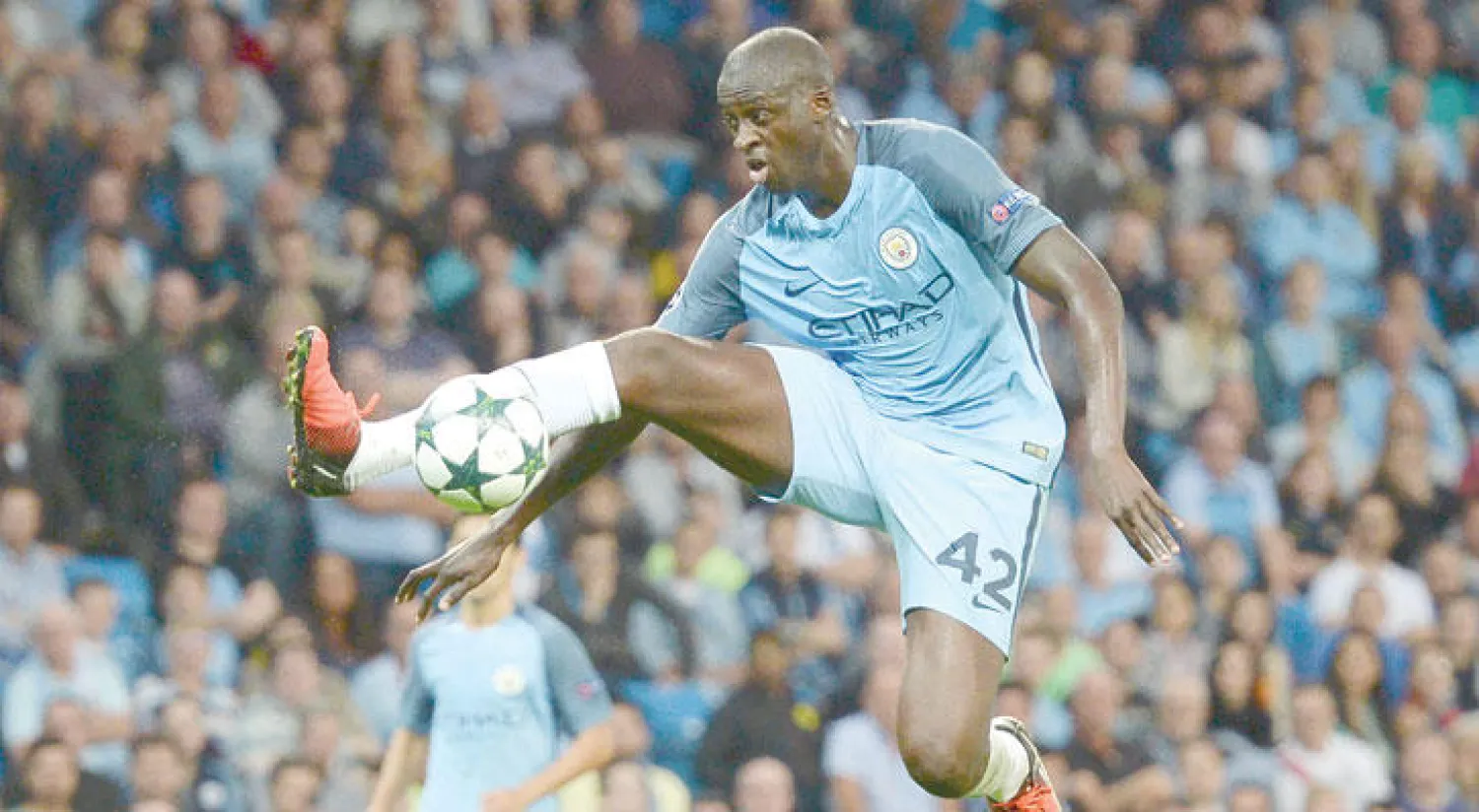 توريه شارك مرة واحدة مع فريق غوارديولا الموسم الحالي أمام ستيوا بوخارست (أ.ف.ب)