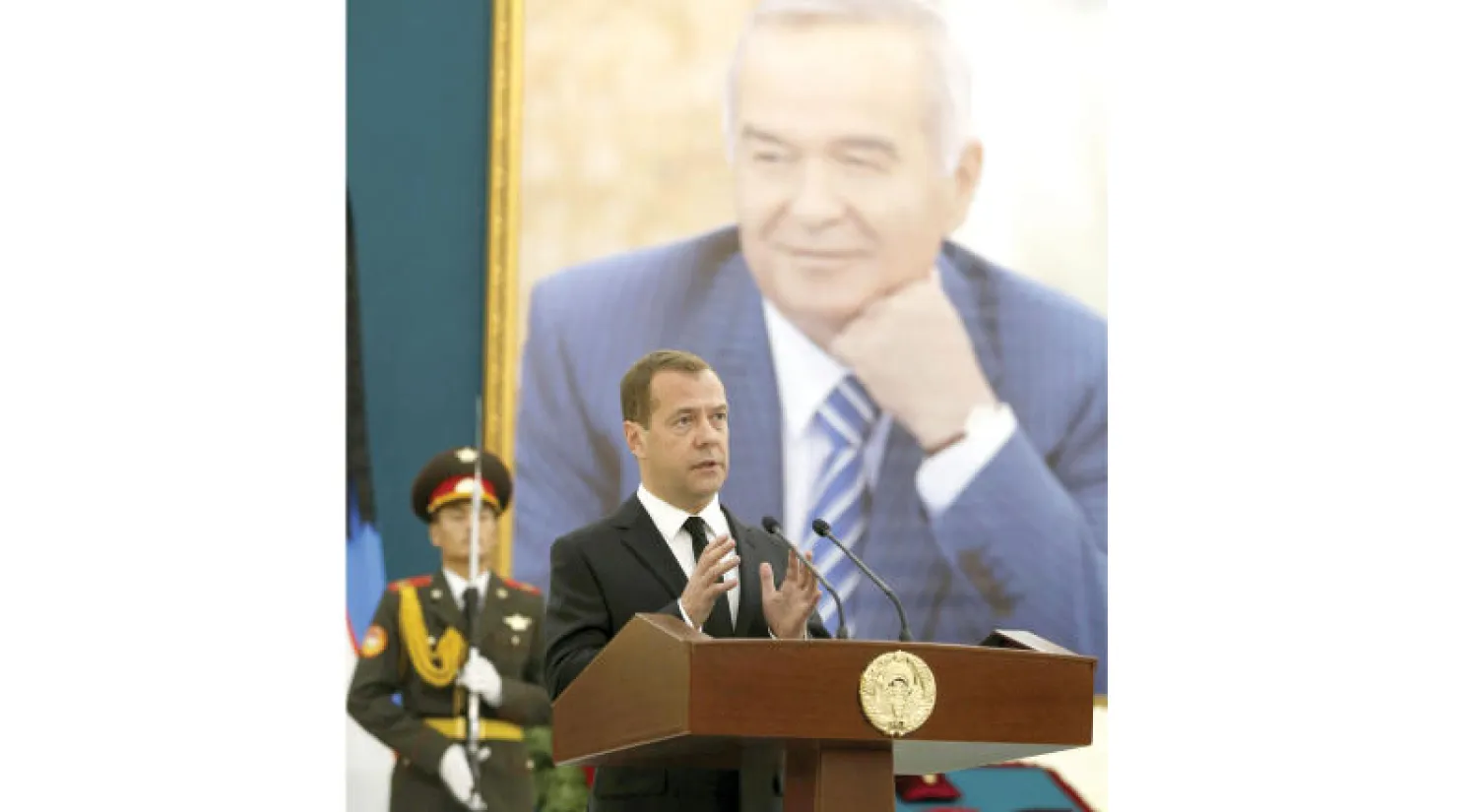 موسكو أول المعزين.. رئيس الوزراء الروسي ديميتري ميدفيديف  في سمرقند يلقي كلمة تأبينية في الرئيس كريموف (رويترز)