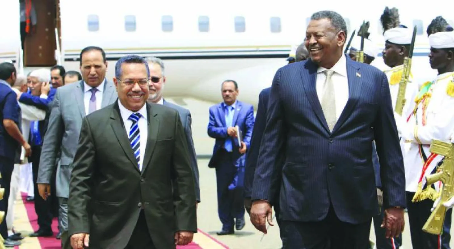 نائب الرئيس السوداني حسن صالح مستقبلا رئيس الوزؤاء اليمني أحمد عبيد بن دغر في الخرطوم أمس (إ.ب.أ)