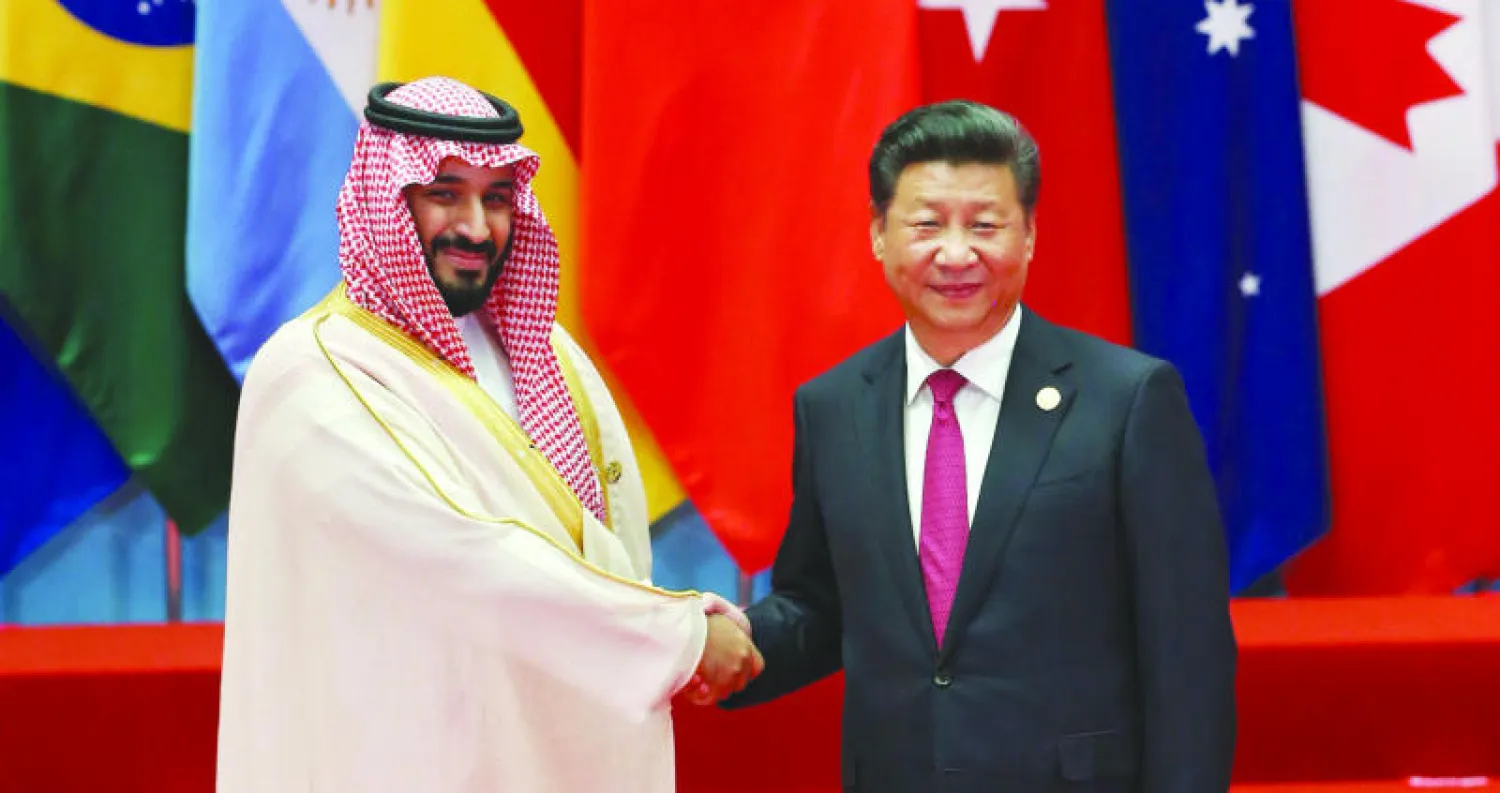 الرئيس الصيني مرحبًا بولي ولي العهد السعودي في هانغتشو أمس (إ.ب.أ)