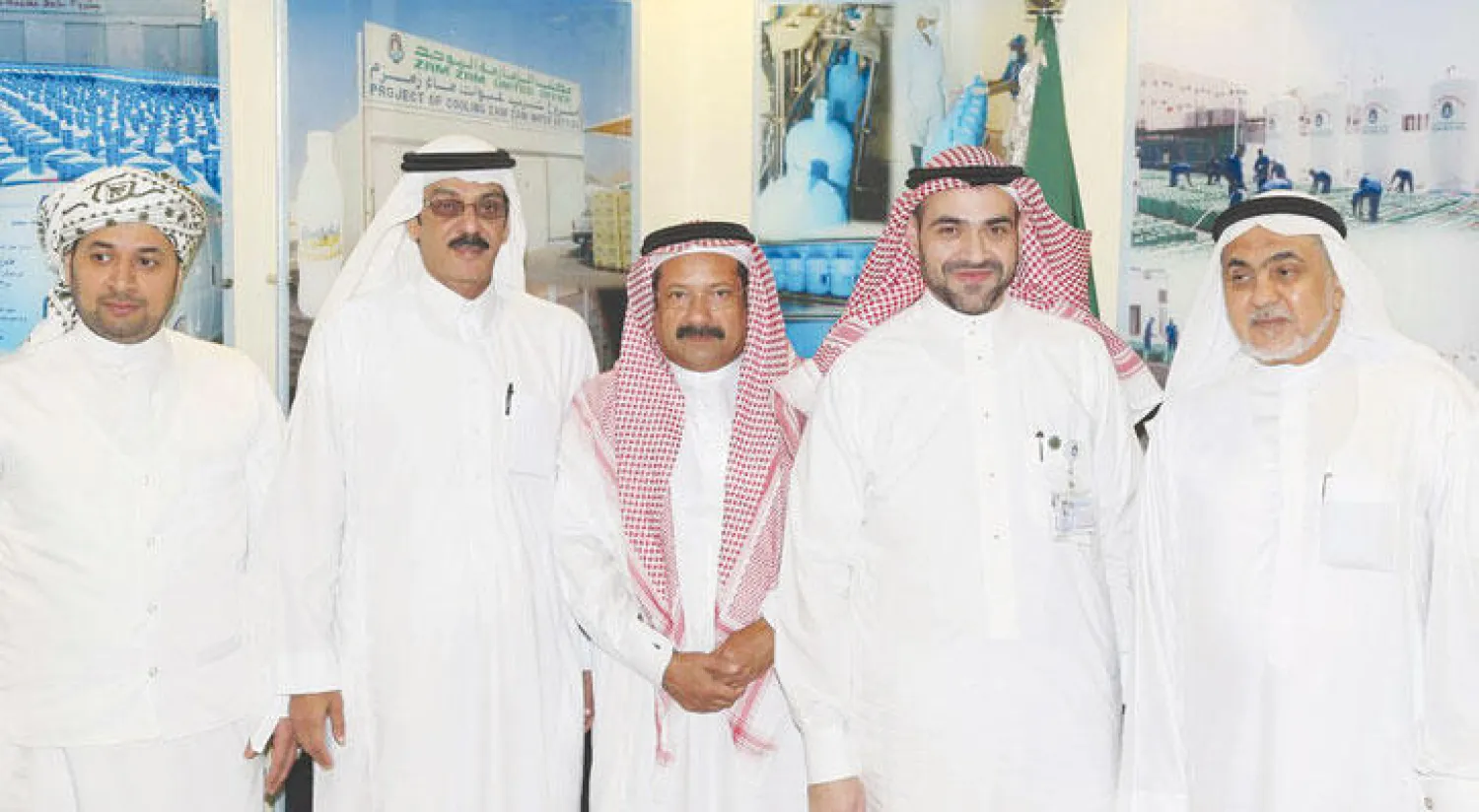 مسؤولو مكتب الزمازمة بعد توقيع الاتفاقية («الشرق الأوسط»)