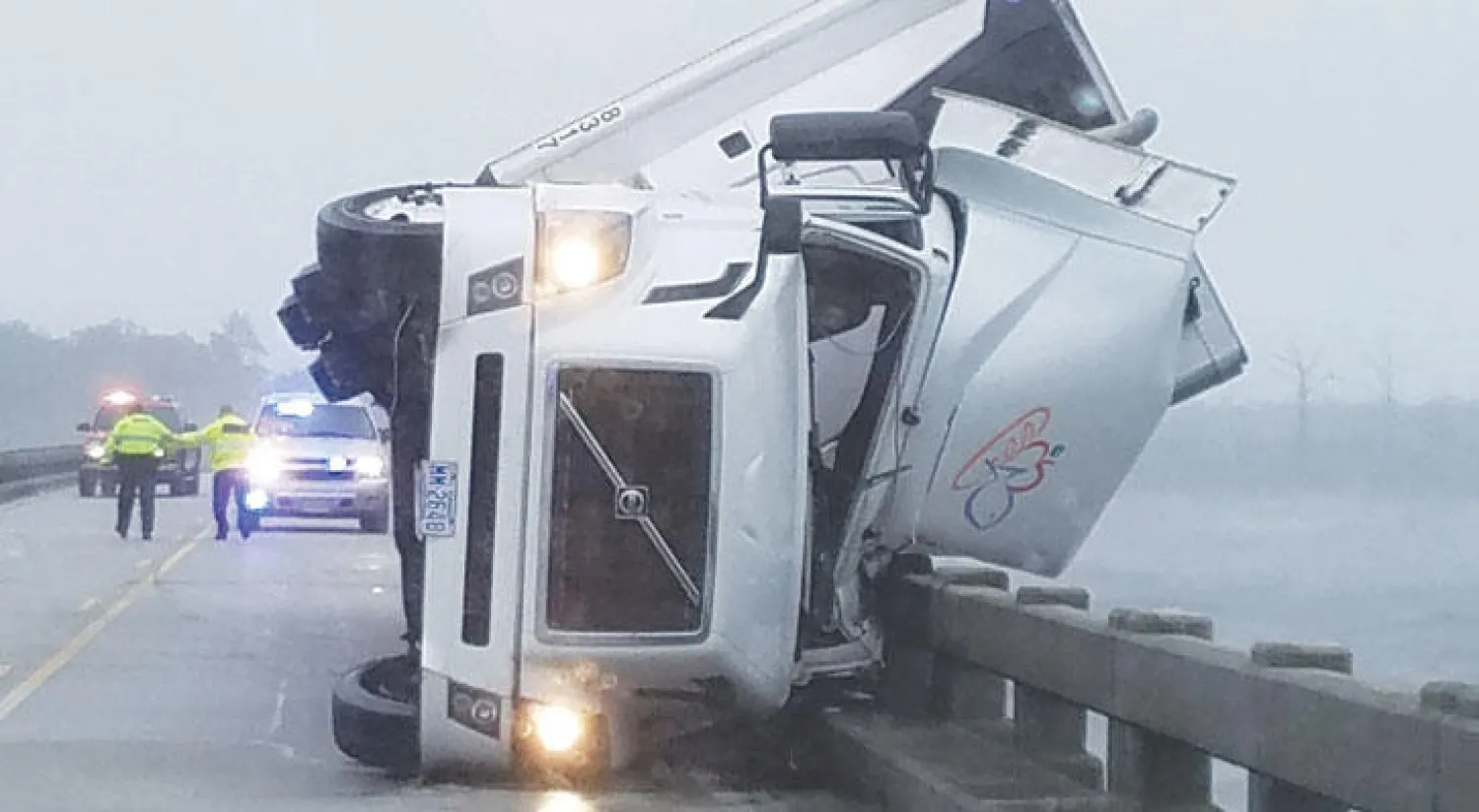 شاحنة ضخمة انقلبت بفعل الرياح القوية في مقاطعة تيثريل بولاية نورث كارولاينا (أ.ب)