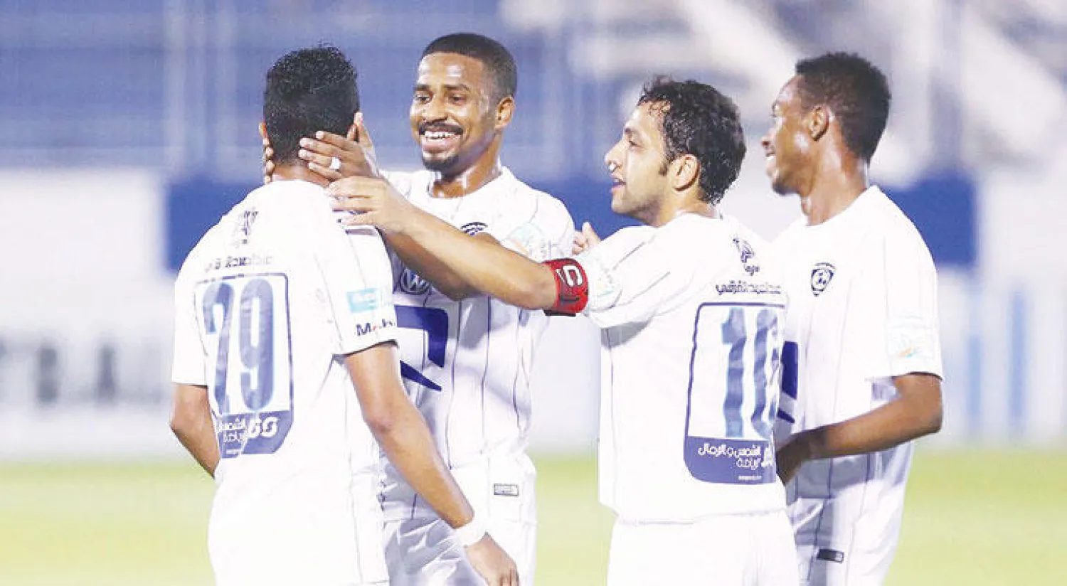لاعبو الهلال يحتفلون بأحد أهدافهم في ودية الشعلة الأخيرة (المركز الإعلامي لنادي الهلال)