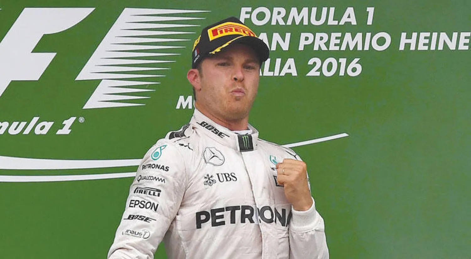 روزبرغ يقفز محتفلا على منصة التتويج الإيطالية (أ.ف.ب)