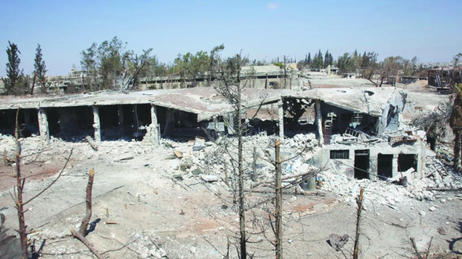 صورة تظهر الدمار الذي لحق بالمجمع العسكري بعد هجوم من قوات النظام مدعومة بحلفائها لاستعادة المنطقة بجنوب حلب من الفصائل المعارضة (رويترز)