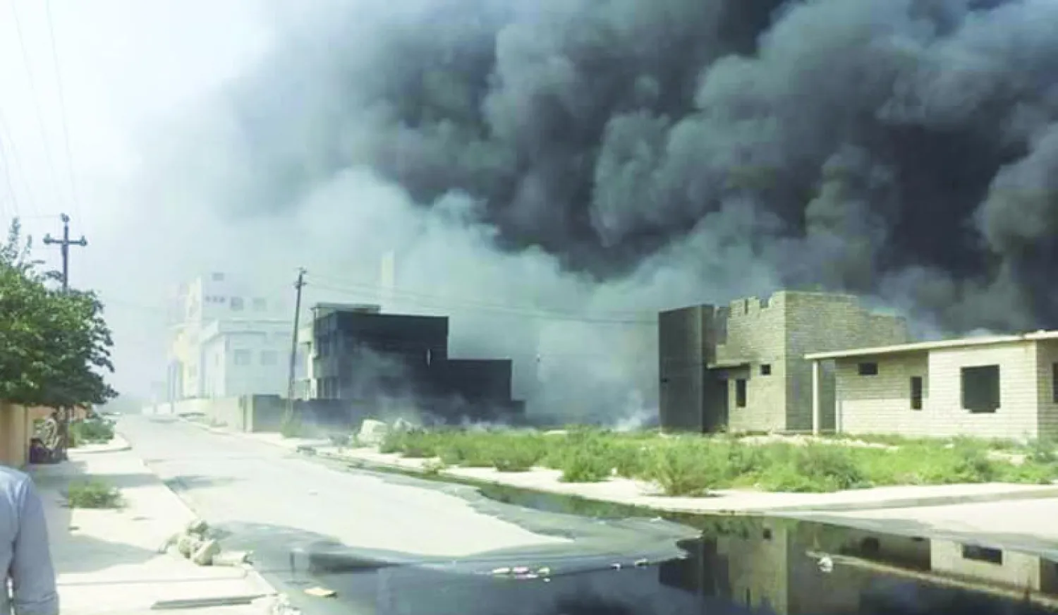 نفط في شوارع القيارة وسحب داكنة جراء حرائق الآبار في سمائها («الشرق الأوسط»)