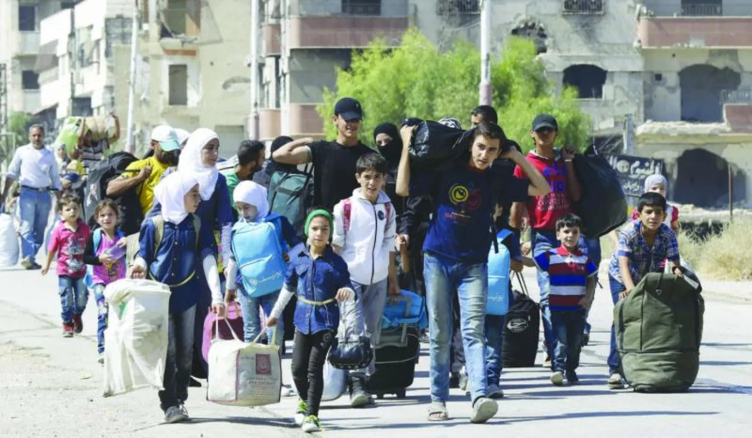 مدنيون من داريا بريف دمشق الغربي يستعدون للخروج من معضمية الشام المجاورة في الثاني من سبتمبر الحالي بعد اتفاق فرضته قوات النظام على المعارضة (أ.ف.ب)