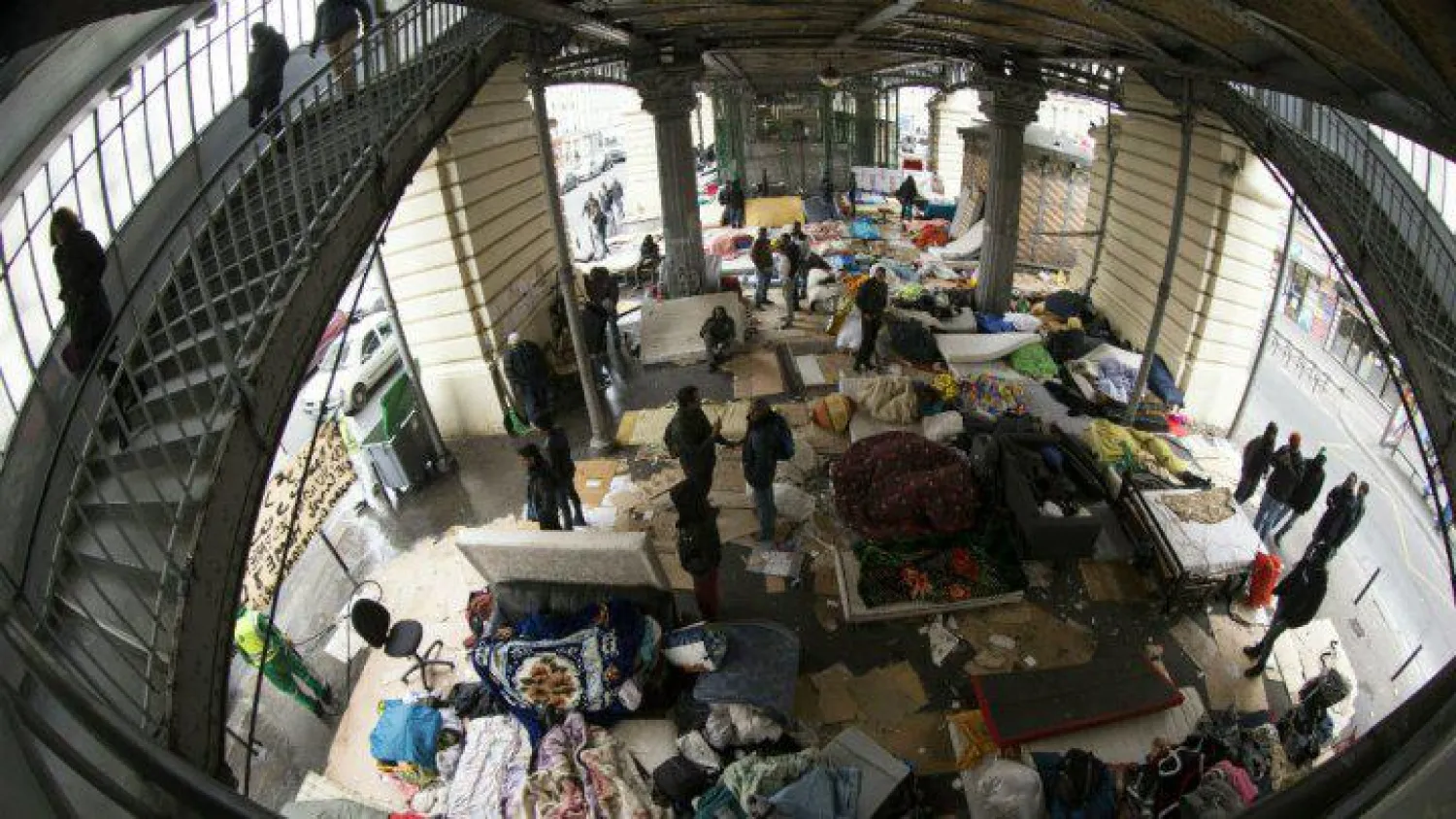 من أجل خفض معاناتهم..باريس تفتتح معسكرين لاستقبال اللاجئين