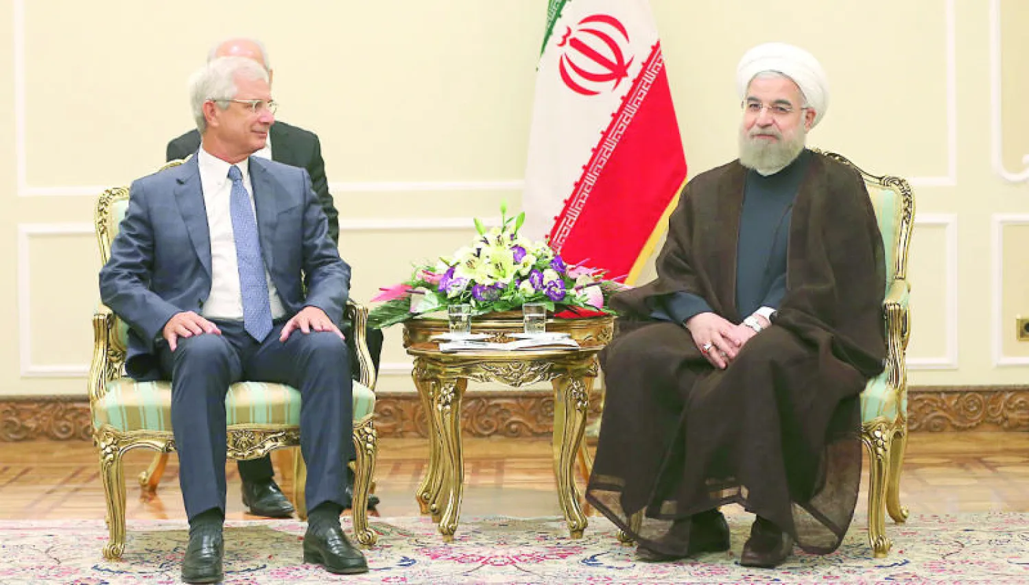 الرئيس الإيراني حسن روحاني مستقبلا رئيس الجمعية الوطنية الفرنسية (البرلمان) كلود بارتولون في طهران أمس (أ.ب)