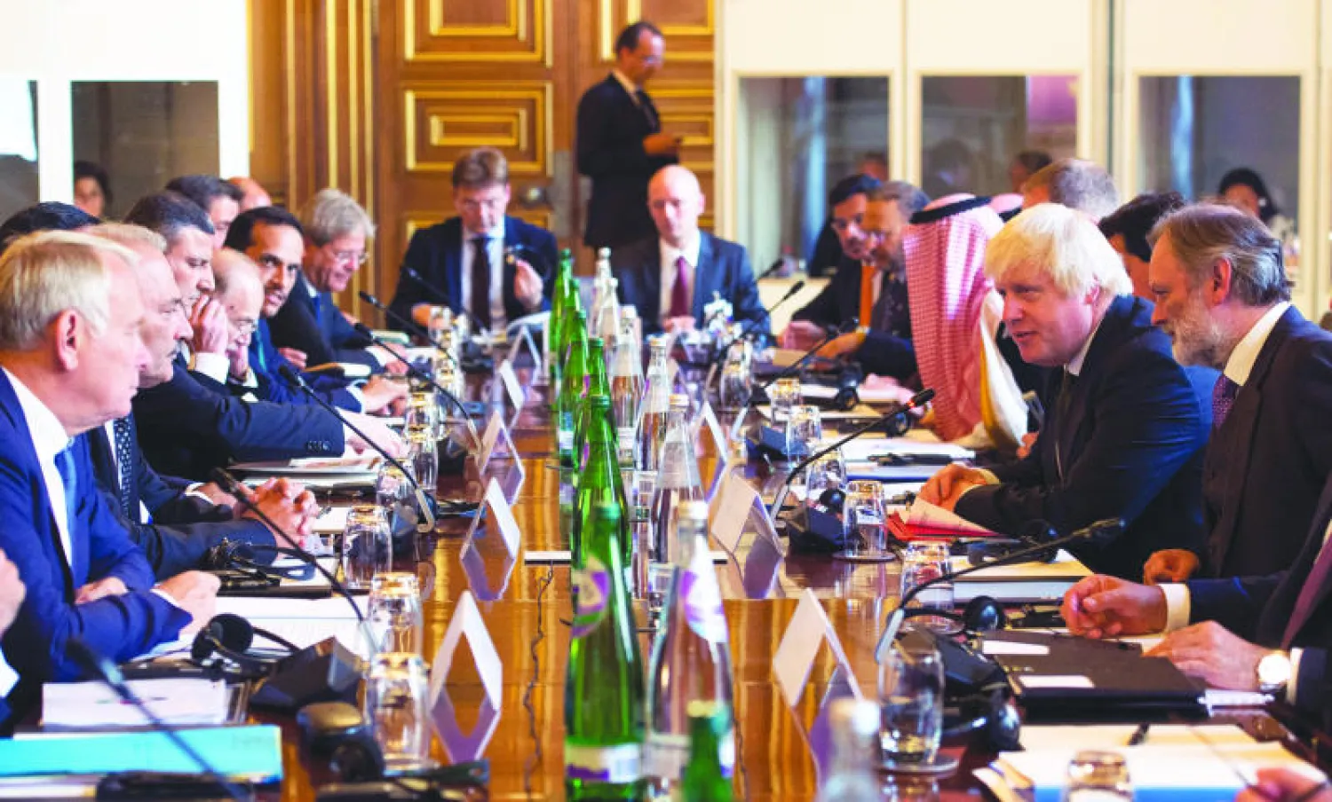 اجتماع وزراء خارجية النواة الصلبة في مجموعة «أصدقاء سوريا» في لندن أمس لمباركة الوثيقة التي أقرتها «الهيئة العليا للمفاوضات» المعارضة (إ.ب.أ)