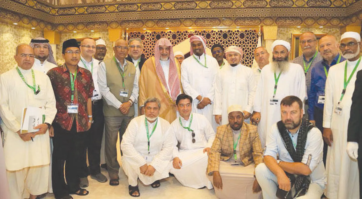 وزير الشؤون الإسلامية السعودي في صورة تذكارية مع ضيوف برنامج خادم الحرمين الشريفين لحج هذا العام («الشرق الأوسط»)