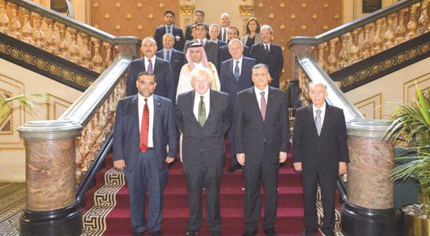 صورة تجمع رئيس الائتلاف أنس العبدة والمنسق العام د. رياض حجاب وحسن عبد العظيم مع وزراء خارجية دول أصدقاء سوريا (صورة من موقع الائتلاف)