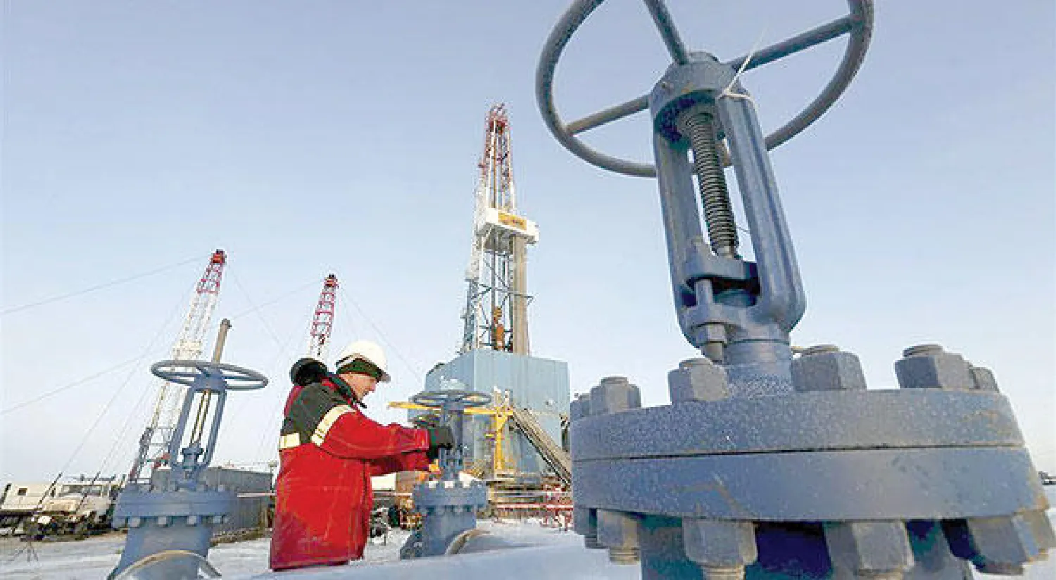 تحركات مكثفة في أسواق النفط تقترب بالأسعار من 50 دولارًا للبرميل