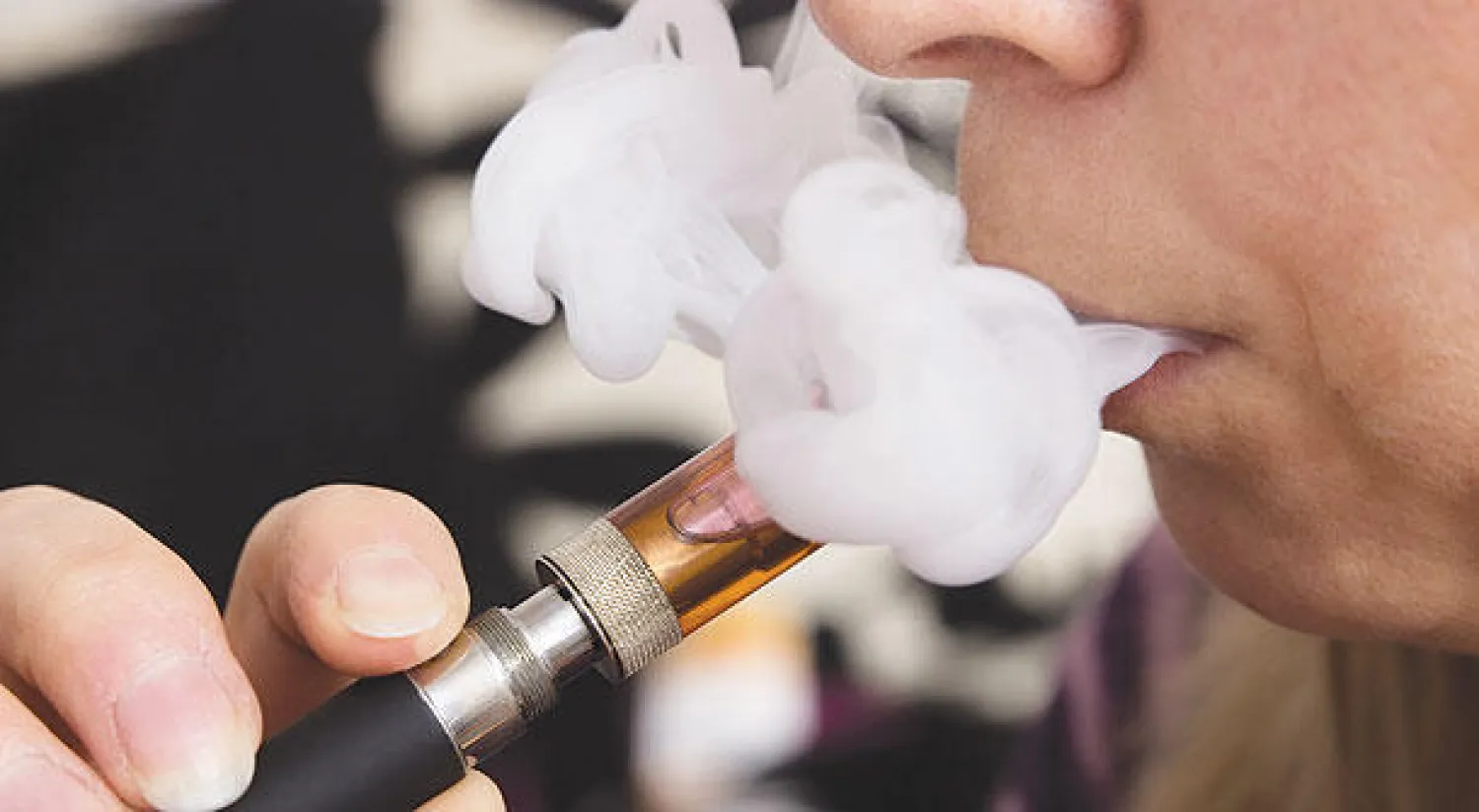 السجائر الإلكترونية وإشكالات الحد من التدخين