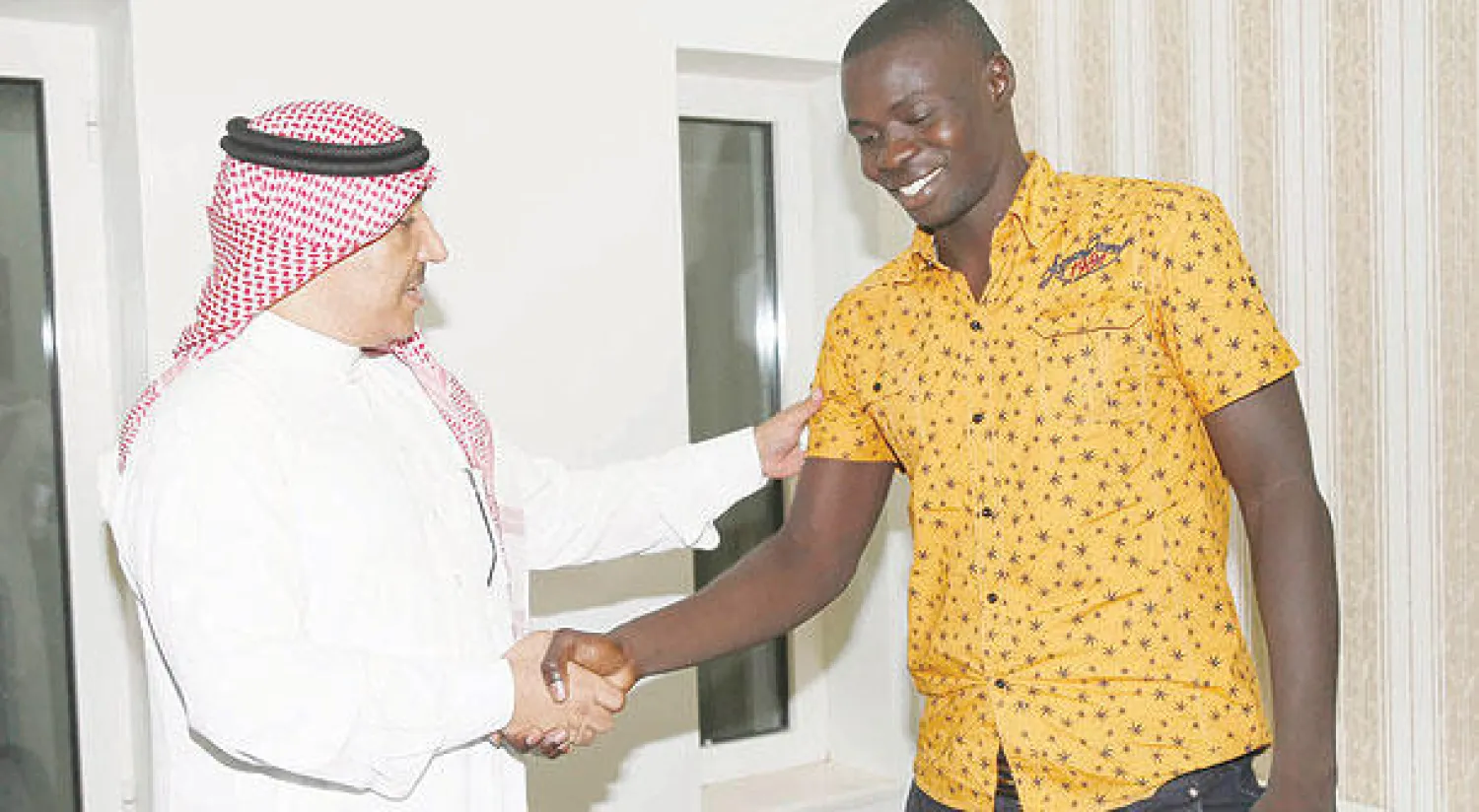 بوبا مع رئيس نادي الخليج فوزي الباشا بعد الاتفاقية  (تصوير: عيسى الدبيسي)