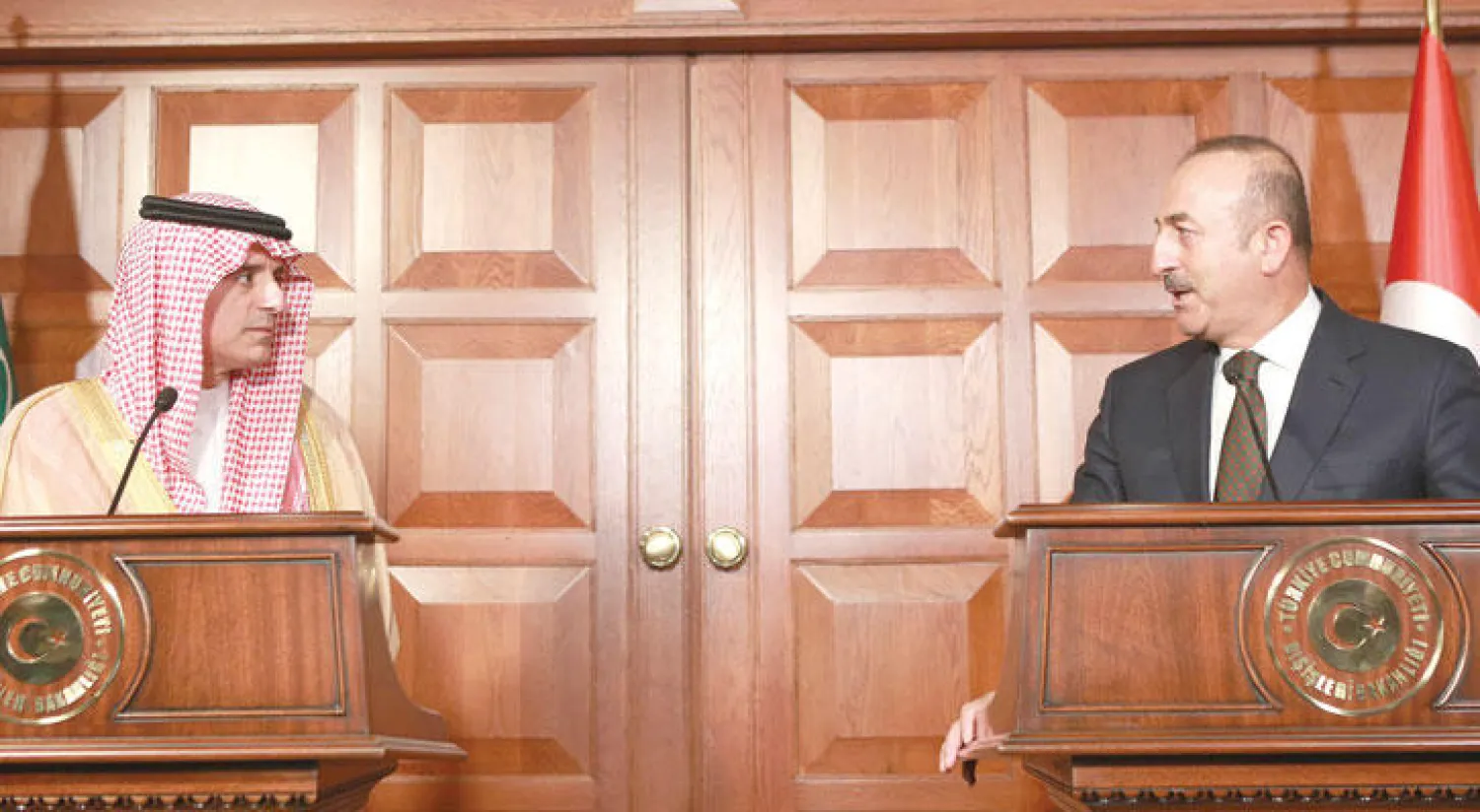 وزير الخارجية السعودي عادل الجبير خلال مؤتمر صحافي مع نظيره التركي مولود جاويش أوغلو في أنقرة أمس (أ.ف.ب)