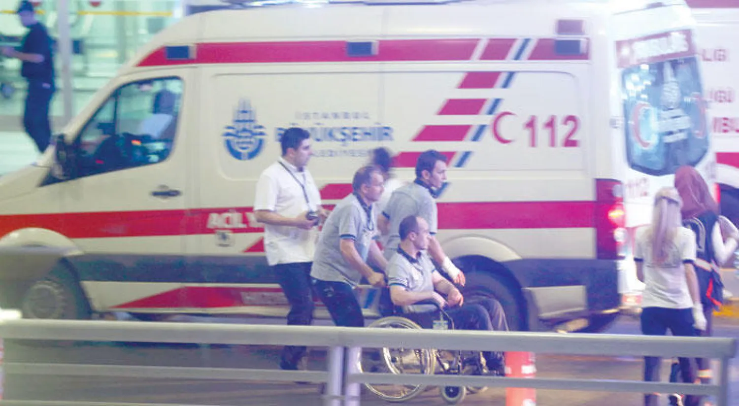 رجال إسعاف يساعدون جريحا على الخروج من مطار أتاتورك بعد تعرضه لهجوم انتحاري في يونيو الماضي (رويترز)