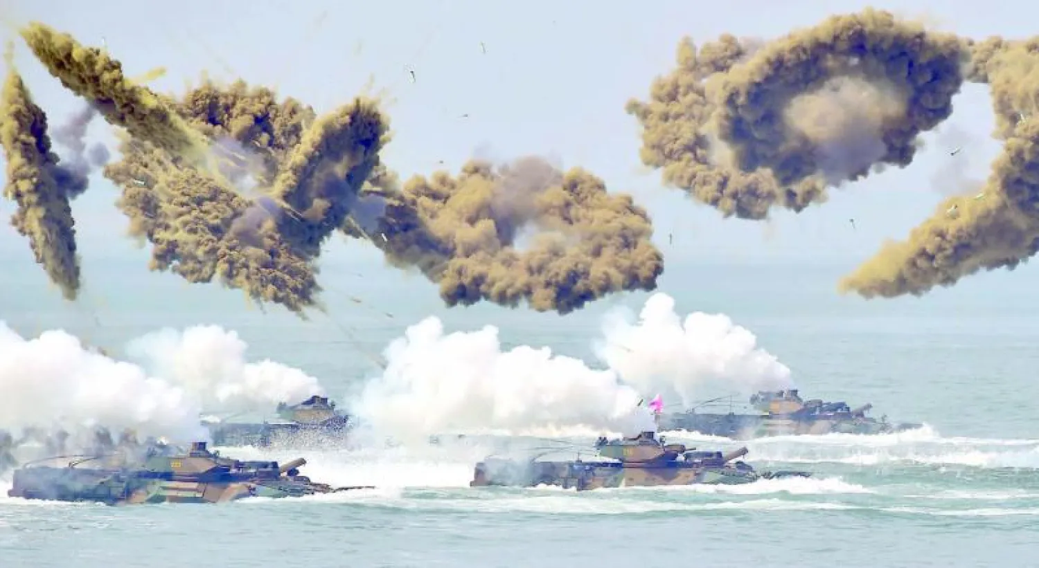قوات برمائية كورية جنوبية تطلق قذائف دخانية خلال عمليات عسكرية في الذكرى الـ66 للحرب الكورية أمس (أ.ف.ب)