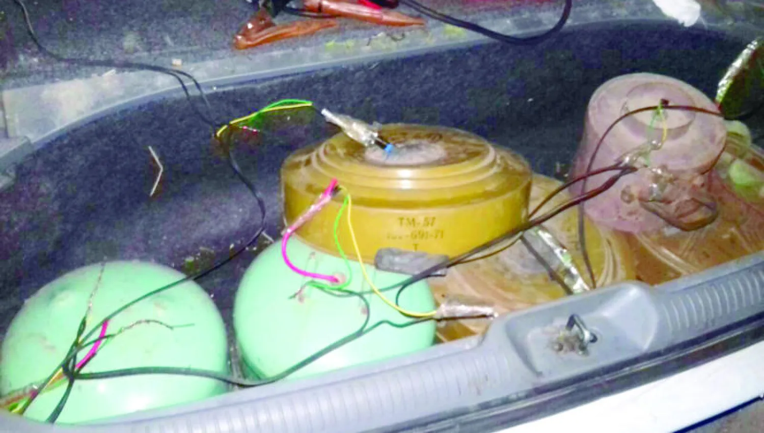 جانب من المقبوضات التي ضبطها الأمن اليمني في عدن أمس ({الشرق الأوسط})