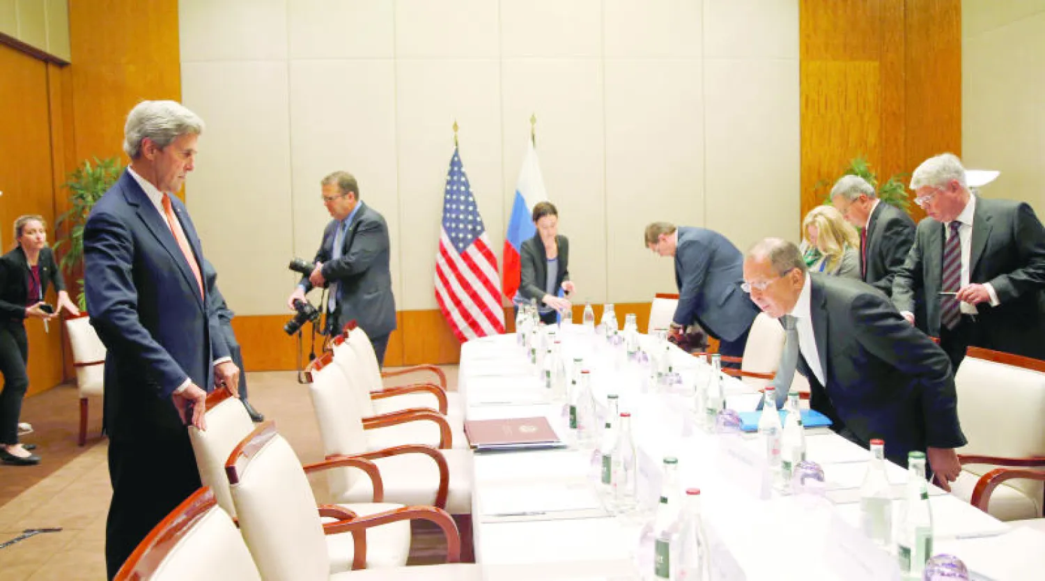 وزيرا الخارجية الروسي سيرغي لافروف والأميركي جون كيري خلال لقائهما في جنيف أمس (أ.ب)